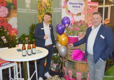 Wesley Verduyn en Jeroen van Dongen van Son & Koot, die met de Hydrangea Euphoria Pink Silver het zilver pakte bij de Glazen Tulp. De plantenkweker trakteert klanten en relaties tegenwoordig op een eigen biertje, dat gebrouwen wordt i.s.m. een lokale brouwer.